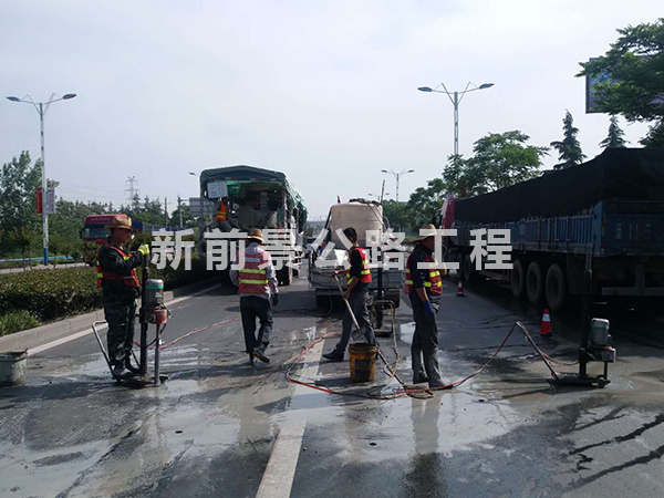 路面裂痕压(yā)浆处置